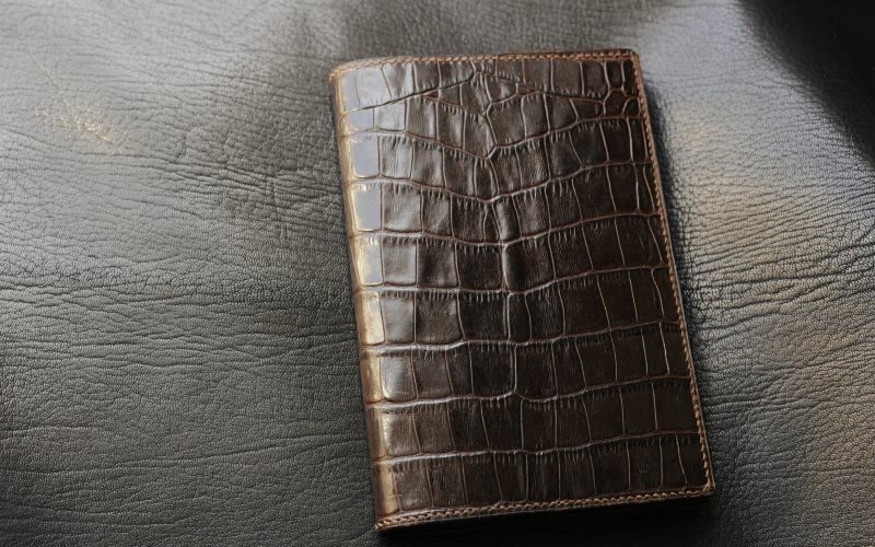 couverture d'agenda en cuir de vachette embossé croco Ruadh