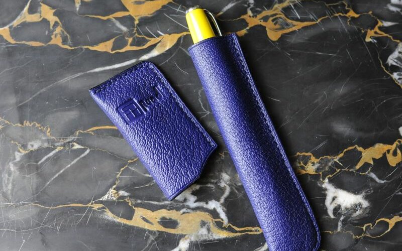 Etui à stylo en cuir de chèvre bleu encre Ruadh