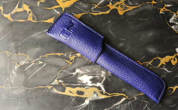 Etui à stylo en cuir de chèvre bleu Ruadh sellier maroquinier Bretagne Rennes