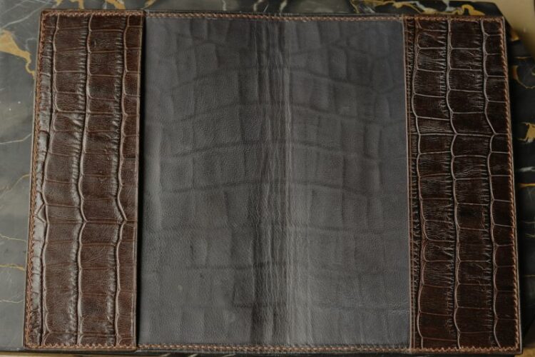 couverture d'agenda vachette façon croco marron arabica Ruadh sellier maroquinier Bretagne Rennes