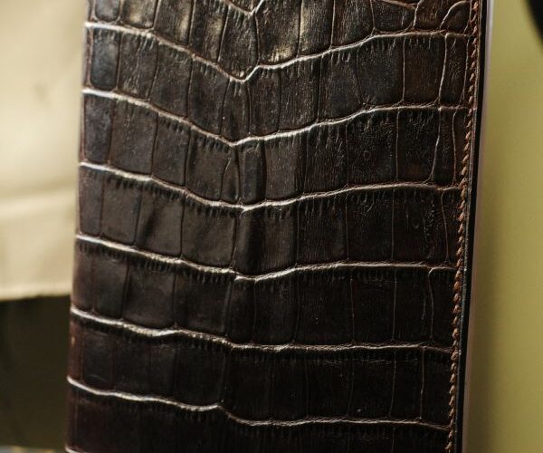 couverture d'agenda façon croco marron arabica Ruadh sellier maroquinier Bretagne Rennes