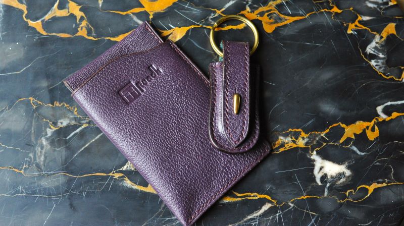 Etui à carte bleu et porte clés en cuir de chèvre violet Ruadh sellier maroquinier Bretagne Rennes