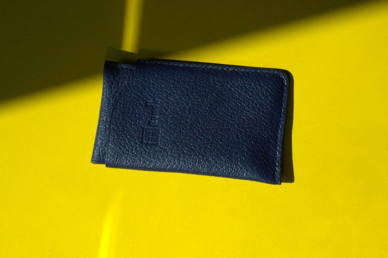 Porte cartes en cuir bleu encre luxe Ruadh Rennes