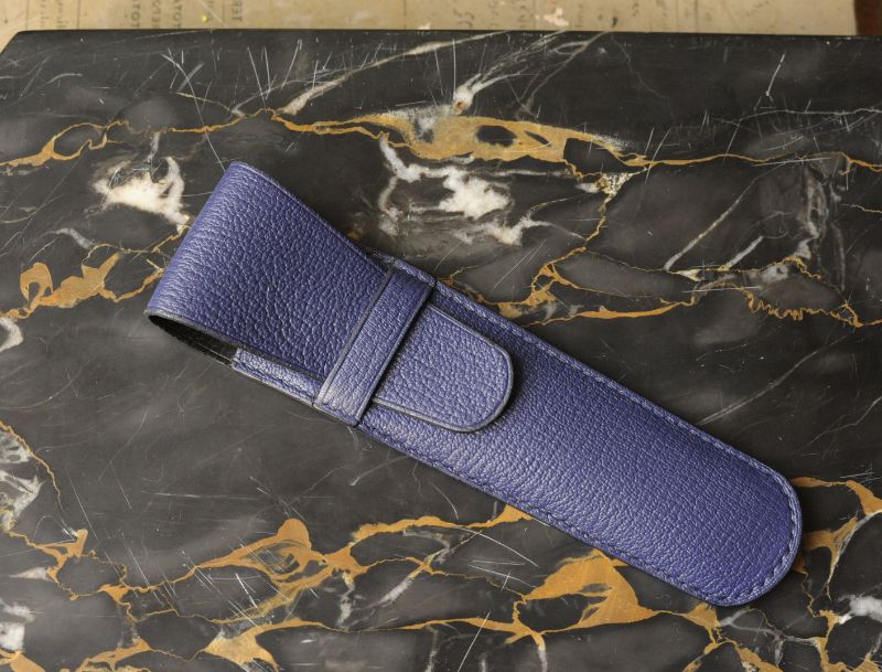 Etui à stylo en cuir de chèvre bleu encre capsule luxe Ruadh Rennes