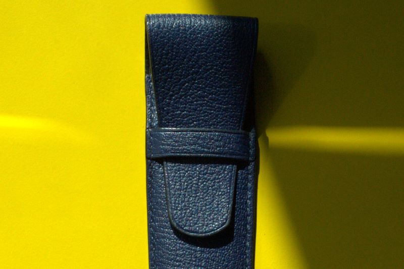 Etui à stylo en cuir de chèvre bleu encre cousu sellier main luxe Ruadh Rennes